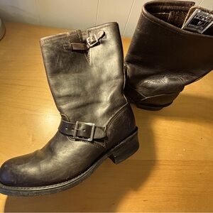 Brown Frye Engineer 12R - size 9 women’s
